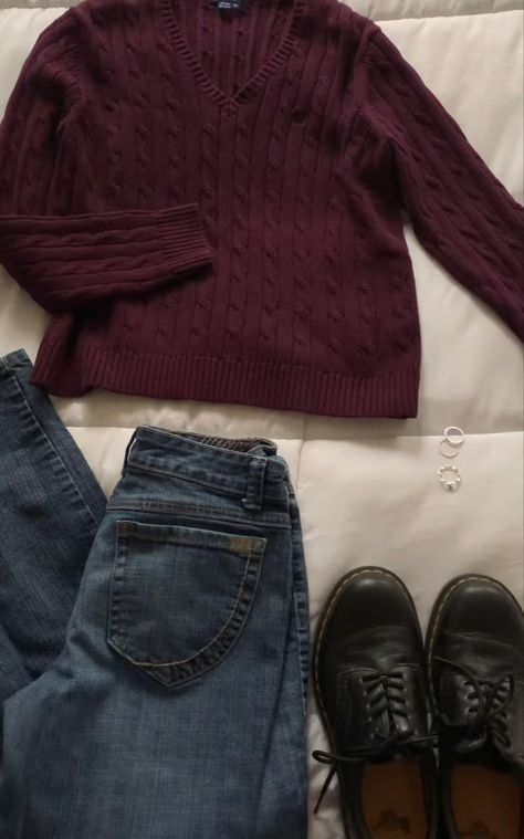 Burgundy Clothes Aesthetic, Maroon Clothes, Maroon Zip Up Hoodie Outfit, Maroon Cardigan Outfit Aesthetic, Maroon Sweater Outfit, Burgundy Sweater Drown Tightw, Autumn Aesthetic Downtown Girl, Maroon Outfit, Maroon Sweater