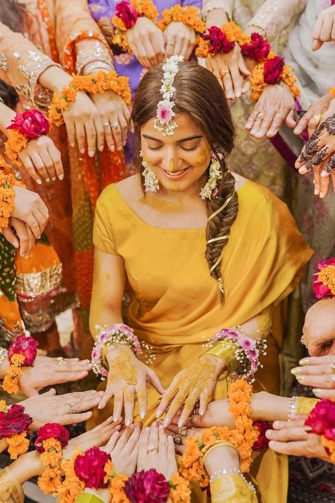 Mehendi Function Photography, Haldi Ceremony Pictures, Haldi Stills For Women, Haldi Inspo Outfit, Telugu Haldi Ceremony, Haldi Photo Poses For Bride, Haldi Pictures Idea, Haldi Props Ideas For Bride, Haldi Ceremony Bride Poses