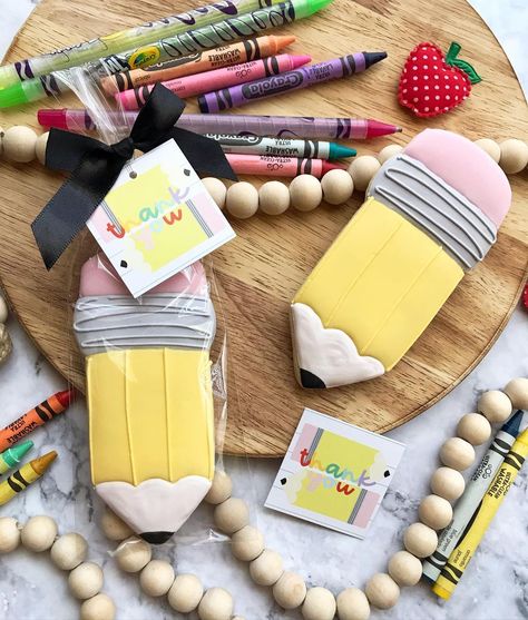 LaVidaDulce💕 on Instagram: “A cute way to say thank you to our teachers for teacher appreciation week. The classic pencil cookie�✏️ I’ll begin taking preorders tomorrow…” Pencil Sugar Cookies, Pencil Cookies, Teacher Appreciation Cookies, Appreciation Cookies, Fondant Cookies, Teacher Appreciation Week, Teacher Appreciation, Sugar Cookies, Instagram A