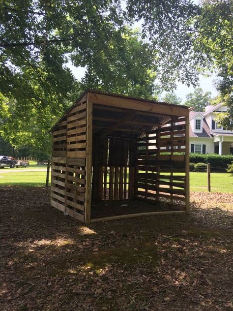 Pallet Run In Shed Horse Shelter, Pallet Round Pen For Horses, Pallet Horse Stalls, Run In Shed For Horses, Diy Horse Shelter, Pallet Construction, Round Pens For Horses, Sheep Barn, Horse Shed