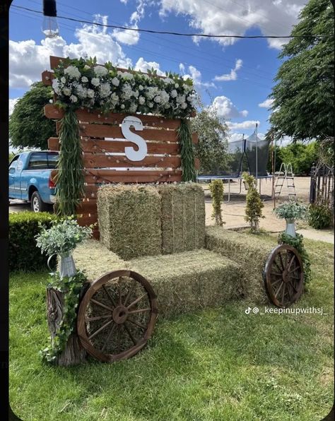 Rustic Western Theme Party, Rancho Party Ideas, Rancho Theme Birthday Party, Country Quinceanera Ideas Decoration, Rustic Quinceanera Invitations, Quinceanera Ranchera Ideas, Cowgirl Quinceanera Ideas Western Theme, Country Centerpieces Party, Country Theme Quinceanera Ideas