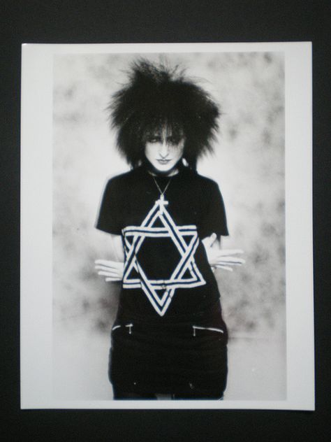 Siouxsie Sioux wearing Star of David t-shirt to promote bands 'Israel' single Garage Punk, Siouxsie Sioux, Goth Bands, Goth Music, Goth Rock, Goth Hair, Black Magic Woman, Women In Music, Gothic Rock