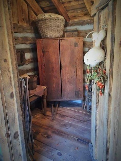 Blue Cupboard, Antique Primitives, Country Decorating Ideas, Primitive Cupboards, Log Cabin Living, Primitive House, Primitive Bathrooms, Primative Decor, Antique Cupboard