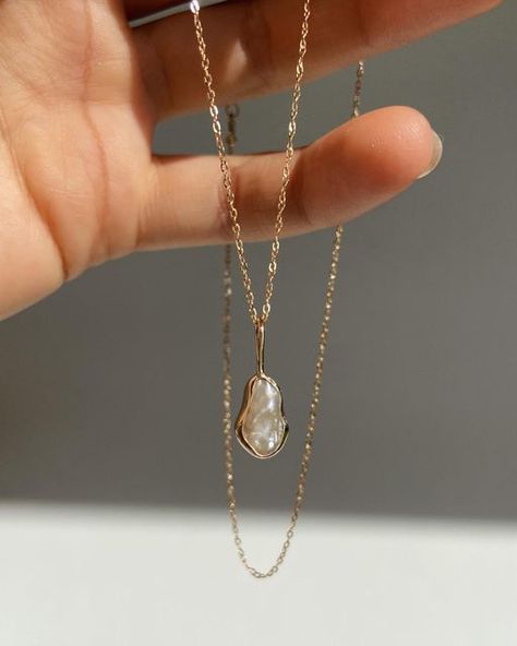 Goldsmith Jewelry, Pearl Jewels, Golden Necklace, Golden Jewelry, Pearl Jewellery, Classy Jewelry, Jewelry Lookbook, Pearl Pendant Necklace, Girly Jewelry