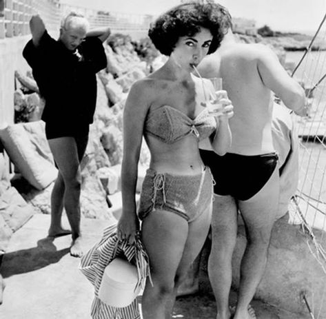 37 Beautiful Vintage Photos of Elizabeth Taylor in Bathing Suits in the 1940s and 1950s ~ vintage everyday Edward Wilding, Violet Eyes, Actrices Hollywood, Hollywood Legends, Golden Age Of Hollywood, Moda Vintage, Elizabeth Taylor, Vintage Hollywood, Hollywood Glamour