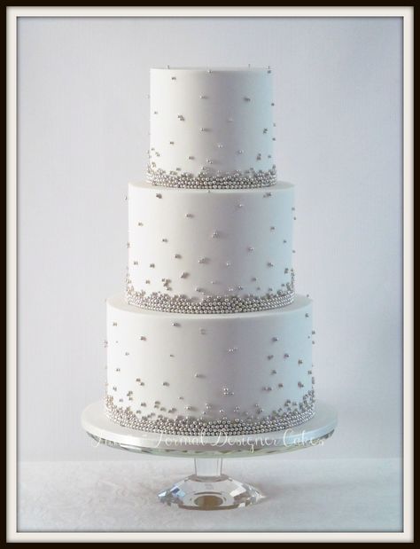 Grey And Silver Wedding, Birthday Cake White And Silver, Silver Cake Ideas Birthdays, Silver White Cake, White Glitter Wedding Cake, Wedding Cake Silver And White, Glitter Wedding Theme, Silver Wedding Anniversary Cake, White Silver Wedding