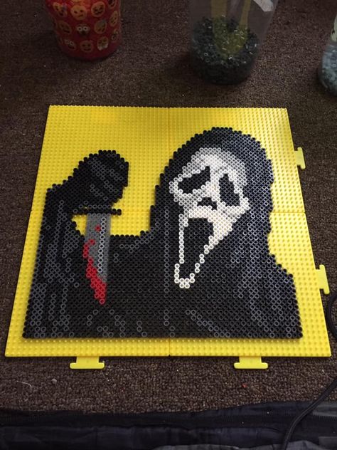 Ghost Face Perler Bead Pattern, Horror Movie Perler Bead Patterns, Ghostface Perler Beads, Scream Perler Beads, Ghostface Pixel Art, Horror Perler Beads, Halloween Perler Beads, Hamma Beads Ideas, Perler Creations