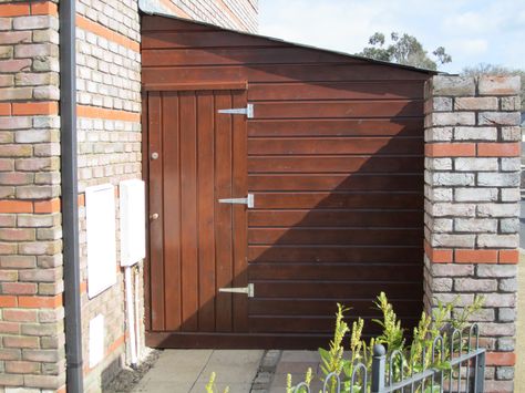 Lean too shed at side of house Shed Side Of House, Lean Too Shed, Landscaping Garden Design, Backyard Guest Houses, Garden Gates And Fencing, Beautiful Outdoor Furniture, Wood Fence Design, Backyard Storage Sheds, Lean To Shed