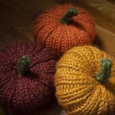 Knitted Pumpkins, Halloween Knitting Patterns, Knit Pumpkins, Pumpkin Patterns Free, Halloween Knitting, Fall Knitting Patterns, Fall Knitting, Knitting Needles Sizes, Crochet Pumpkin