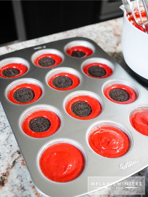 Red Velvet Oreo Cupcakes, Red And Black Cupcakes Ideas, Red Velvet Halloween Cupcakes, Black And Red Cupcakes, Twilight Marathon, Winter Holiday Desserts, Cupcakes Red Velvet, Box Cake Recipes, Red Velvet Oreo