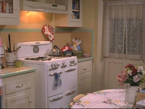 Gilmore Girls Interiors Netflix - Gilmore Girls Netflix Homes - House Beautiful Gilmore Girls Kitchen, Gilmore Girls House, Laundry Room Counter, Gilmore Girls Lorelai, 1940s Kitchen, The Gilmore, Vintage Stoves, Gilmore Girl, Lorelai Gilmore