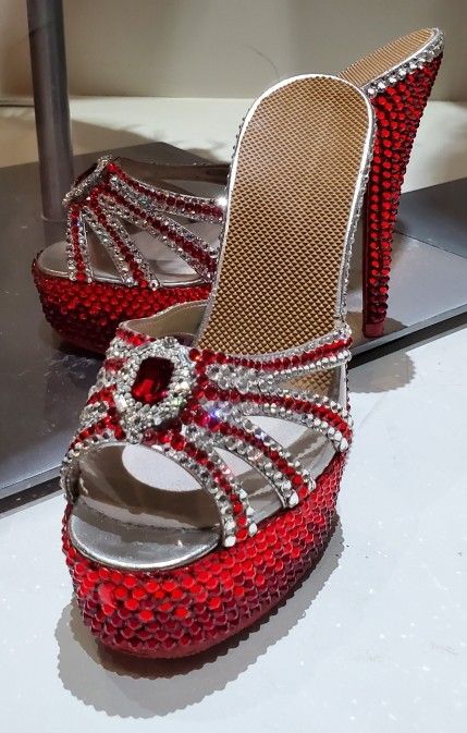 Dolly Parton's red jewelled high heels on display at her Chasing Rainbows Museum. 50s Heels, Posh Shoes, Dolly Parton Costume, Dolly Parton Pictures, Chasing Rainbows, Red Jewel, High Heel Mules, Heel Mules, Costumes Ideas