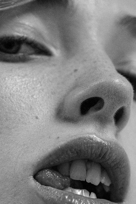 Close Up Faces, Black And White Face, Close Up Photography, Close Up Portraits, Face Photography, French Photographers, Beauty Shoot, A Level Art, Black And White Portraits