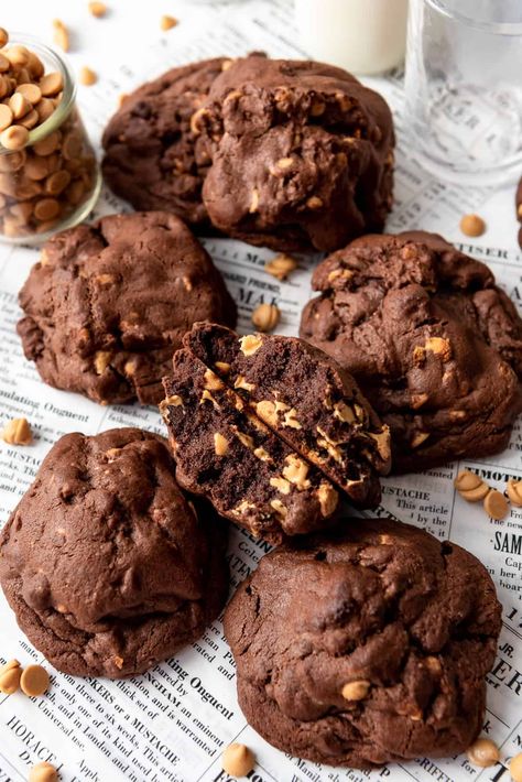 These thick, dense, and chewy copycat Levain Bakery Dark Chocolate Peanut Butter Chip Cookies are absolutely loaded with the fantastic flavor combo of peanut butter and chocolate. They are definitely shareable, though be warned that you won't want to. | copycat levain cookies | copycat levain bakery cookies | levain bakery dark chocolate peanut butter chip cookies | dark chocolate and peanut butter chip cookies | best dark chocolate cookies | best peanut butter chip cookies Cookies Levain, Chocolate Peanut Butter Chip Cookies, Double Chocolate Chip Cookie Recipe, Levain Cookies, Peanut Butter Chip Cookies, Cake Flour Substitute, Dark Chocolate Peanut Butter, Levain Bakery, Trend Ideas