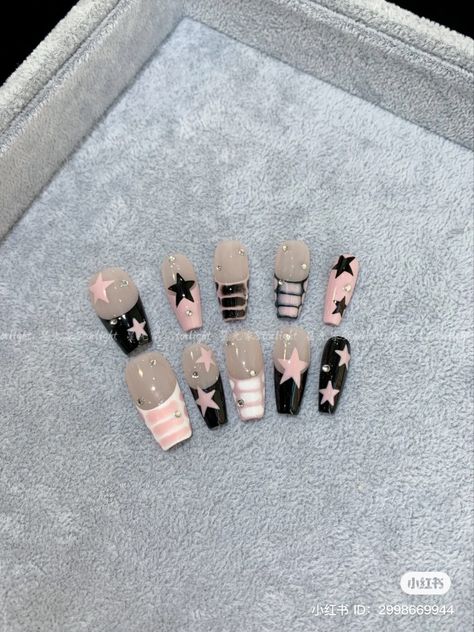 Concert Nails, Unique Nail Art, Punk Nails, Gel Nails Diy, Grunge Nails, Classy Acrylic Nails, Pretty Gel Nails, Art Experience, Fire Nails