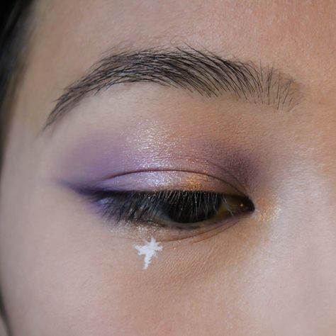 Purple Eyeshadow For Hooded Eyes, Lilac Eye Makeup Natural, Makeup Ideas Lavender, Purple Makeup Ideas Simple, Epicanthic Fold Makeup, The Eras Tour Makeup, Eyeshadow White Eyeliner, Makeup Look Asian, Taylor Swift Inspired Makeup