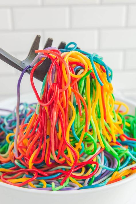 Rainbow Spaghetti in a bowl Rainbow Themed Food, Rainbow Dishes, Rainbow Spaghetti, Homemade Butterbeer, Rainbow Foods, Car Snacks, Rainbow Snacks, Party Side Dishes, Party Sides