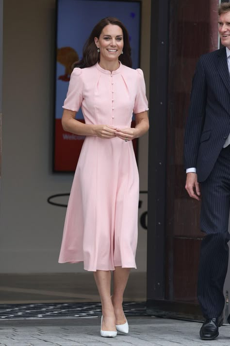 Kate Middleton Midi Dress, Old Money Engagement Dress, Princess Looks Outfit, Kate Middleton Summer Style, Princess Kate Outfits, Ascot Outfits Women, Princess Kate Dresses, Modern Royal Outfits, Business Dresses Classy