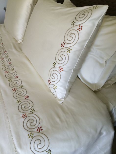 Embroidered Sheets, Bed Sheet Painting Design, Designer Bed Sheets, College Bedding, Embroidered Bedding, Bed Linen Design, Embroidery Works, Hand Embroidery Flowers, Brazilian Embroidery