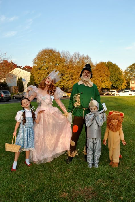 Wizard Of Oz Sibling Costumes, Wizards Of Oz Family Costume, The Wizard Of Oz Family Costumes, Toy Story Family Of 3 Costumes, Homemade Wizard Of Oz Costumes, Family Halloween Costumes Wizard Of Oz, Wizard Of Oz Kids Costumes, Family Of 4 Costumes Halloween, 5 Family Halloween Costumes