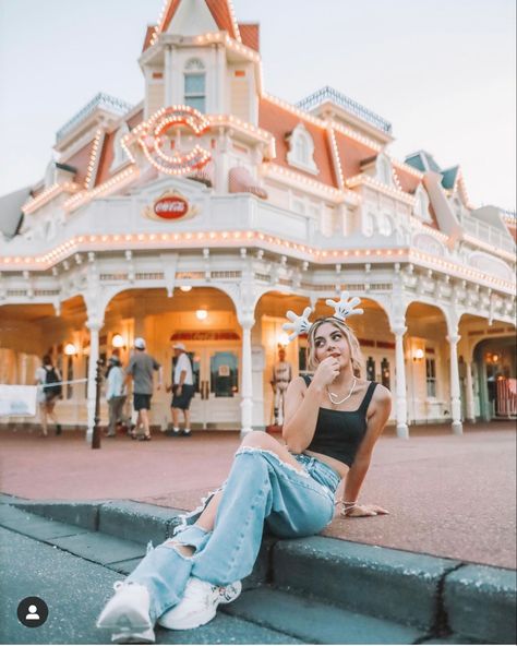 Los Angeles Trip, Disney Poses, Disneyland Photography, Disney Trip Outfits, Disneyland Anaheim, Disney Lifestyle, Cute Disney Outfits, Disneyland Photos, Disney Photo Ideas