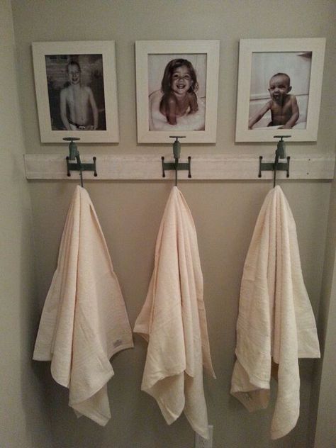 Bathroom hooks and picture wall for the kids: Hang Towels In Bathroom, Kids Bathroom Design, Diy Home Decor For Apartments, Kid Bathroom Decor, Bathroom Towel Decor, Bathroom Towel Hooks, Decorating Bathroom, Ideas Hogar, Boys Bathroom