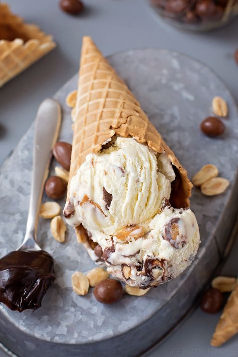 Tin Roof Ice Cream with Crushed Waffle Cone Tin Roof Ice Cream, Dessert Ideas Simple, Homemade Fruit Popsicles, Lemon Coffee, Low Calorie Chocolate, Tasty Ice Cream, Ice Cream Sandwich Cake, Coffee Milkshake, Bean Ice Cream