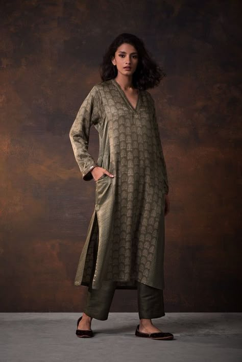 Linen Summer Outfits, Silk Kurti Designs, Silk Kurti, Simple Kurta Designs, Salwar Designs, Salwar Kamiz, Good Earth, Cotton Kurti Designs, Kurta Design