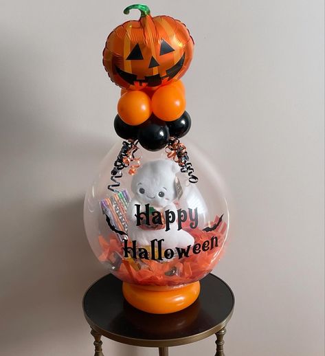 Stuffed balloon arrangement Halloween Stuffed Balloon, Halloween Bobo Balloons, Stuffed Balloons Ideas, Balloon Stuffing Ideas, Balloons Arrangements, Halloween Balloons Decorations, Stuffed Balloons, Bobo Balloons, Spooky Basket