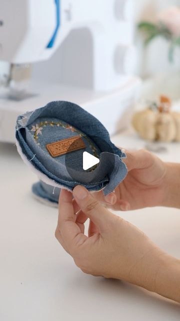 Sewing Online, Embroidery Purse, Cute Coin Purse, Diy Jeans, Handmade Purse, Old Jeans, Jeans Bag, Vintage Purse, Coin Purses