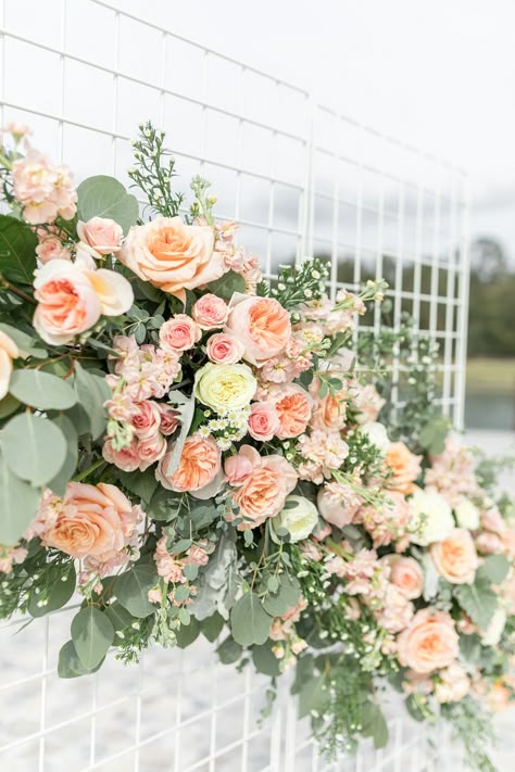 Pink And Peach Wedding Decorations, Salmon Wedding Theme, Peach Fuzz Wedding Decor, Apricot Wedding Theme, Peach Theme Wedding, Summer Outdoor Wedding Ideas, Macaroon Wedding Cake, Peach Themed Wedding, Macaroon Wedding