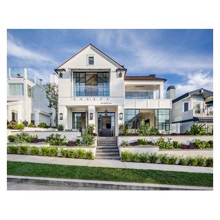 Fernleaf Transitional - Beach Style - Exterior - Orange County - by Patterson Custom Homes | Houzz Brandon Architects, California Beach House, California Architecture, Ultra Modern Homes, Beach House Exterior, Beach House Interior, Home Modern, California Homes, Indoor Outdoor Living