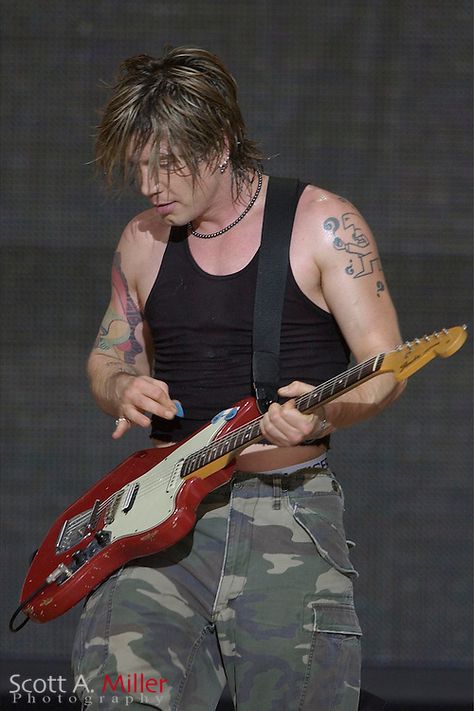 Old School Hairstyles, John Rzeznik, The Goo Goo Dolls, Rock Band Posters, Goo Goo Dolls, Daytona International Speedway, Famous Men, Dale Earnhardt, Daytona Beach