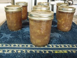 Bananas Foster Jam - I made this for Christmas presents this year...totally yummy! Banana Jam Recipe, Peach Relish, Banana Ideas, Canning Jelly, Apple Pie Jam, Canning Granny, Fruit Butter, Banana Jam, Jam Making