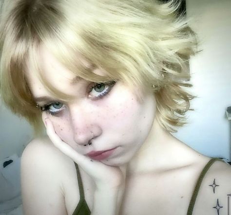 Bleached And Toned Hair, Vamp Hairstyle, Vamp Hair, Eyeliner Inspo, Lash Kit, Portrait Reference, Alternative Hair, Comic Style, Short Blonde