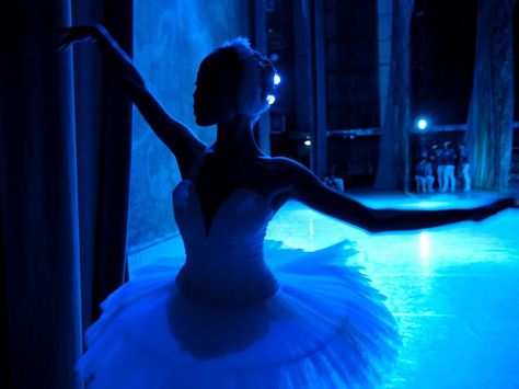 Ballerine Ballerina Picture, Swan Lake Ballerina, Dance Wallpaper, Dance Like No One Is Watching, Lake Photos, Blue Dream, Photo Of The Day, Dance Art, Swan Lake