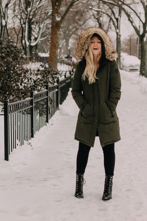 The Best Parka For Staying Warm in the Winter - Mackenzie Fritz Cute Winter Hiking Outfit, Winter Parka Outfit, Hiking Outfits Winter, Winter In Boston, Cute Hiking Outfits, Winter Hiking Gear, Best Parka, Brown Parka, Parka Outfit