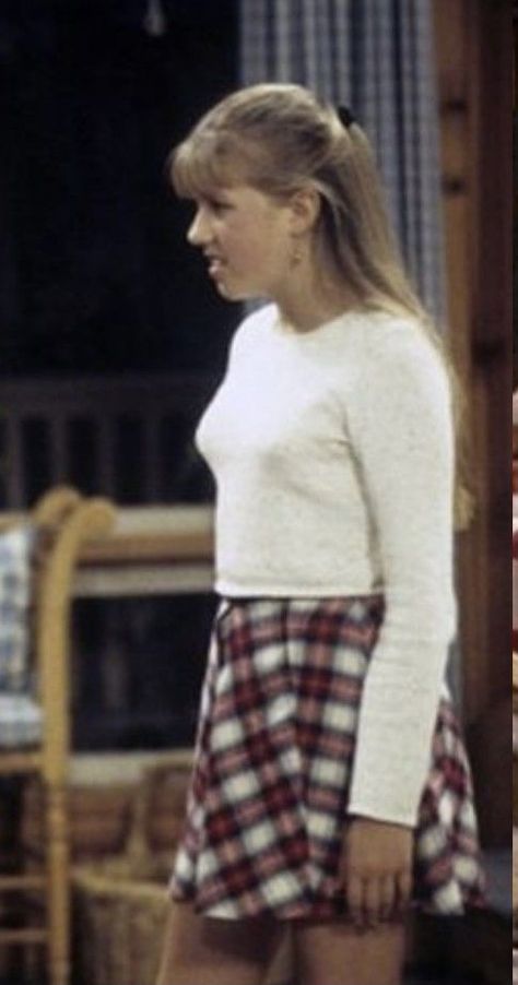 Stephanie Tanner Full House, Late 80s Fashion, Fashion Over The Decades, Stephanie Tanner, Dj Tanner, 80s Inspired Outfits, 90’s Outfits, Classy Streetwear, 90s Inspired Outfits