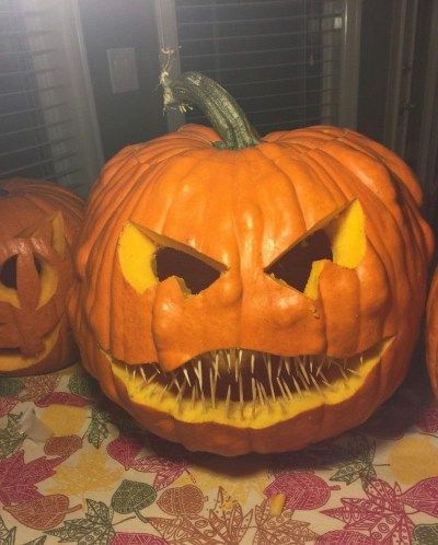 Diy Halloween Dekoration, Fun Diy Halloween Decorations, Dekorasi Halloween, Creative Pumpkin Carving, Amazing Pumpkin Carving, Easy Pumpkin Carving, Scary Pumpkin Carving, Pumpkin Carving Designs, Labu Halloween