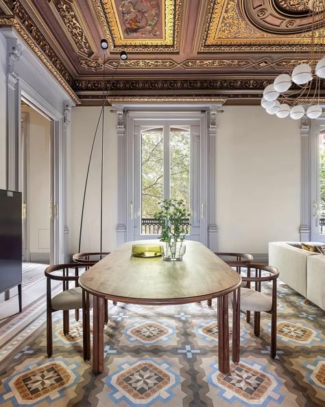 Major crush on this kitchen 🖤 The home is located in Casa Burés, a modernist building built in Barcelona between 1900 and 1905. In the… | Instagram Barcelona Interior Design, Barcelona Flat, Classy House, Barcelona House, Living In Barcelona, Mosaic Floors, Barcelona Home, Garda Lake, Barcelona Apartment