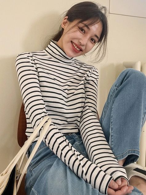 Striped Tee Shirt Outfit, Black And White Striped Top Outfit, Striped Long Sleeve Shirt Outfit, High Neck Outfit, Striped Blouse Outfit, White Striped Shirt Outfit, Striped Top Outfit, White Tops Outfit, Long Sleeve Shirt Outfits