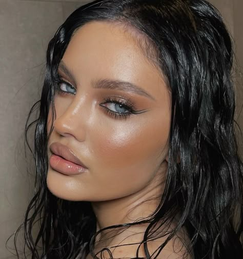 Wet Hair Look Smokey Eye, Wet Hair Look Kim Kardashian, Wet Hair And Makeup Look, Wet Makeup Look Photoshoot, Wet Hair Aesthetic Photos, Dark Bronze Makeup, Wet Makeup Look Editorial, Beauty Poses Head Shots, Wet Hair Photoshoot Ideas At Home