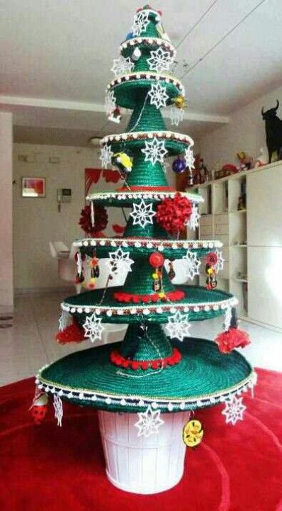 Sombrero Christmas tree Mexican Christmas Traditions, Christmas Fiesta, Mexican Christmas Decorations, Mexico Christmas, Spanish Christmas, Work Christmas Party, Mexican Christmas, Mexican Party Theme, Unique Christmas Trees