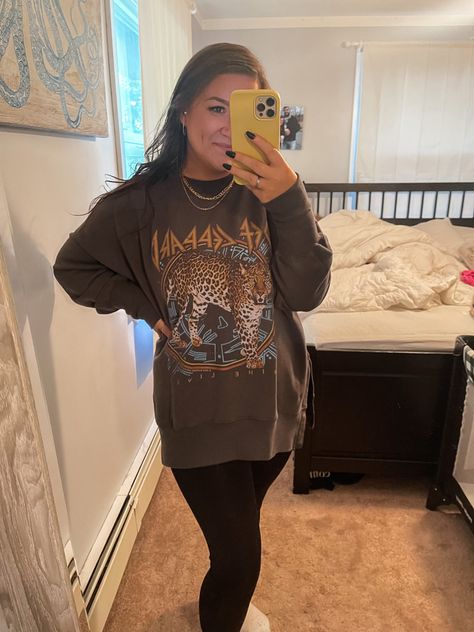 Band Sweatshirt Outfit, Def Leppard Shirt Outfit, Pull Over Sweatshirt Outfit, Band Shirts Outfits, Long Sleeve Graphic Tees Outfit, Band Tshirt Outfit, Band Shirt Outfits, Band Tee Outfits, Tees Outfit