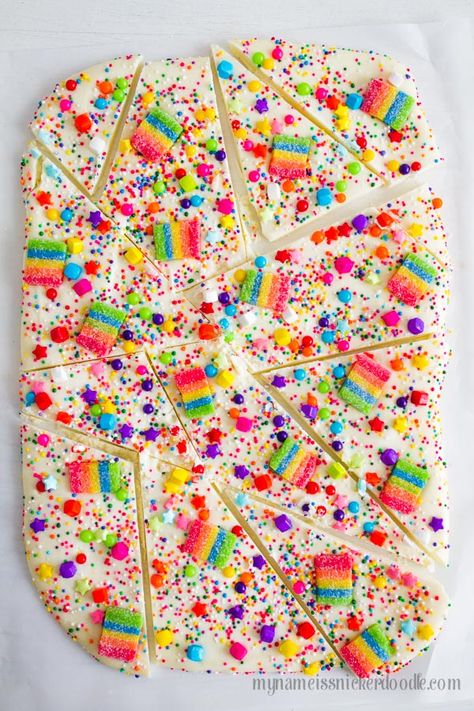 Oh my adorablness! This Candy Rainbow Bark would be perfect for any birthday party to St. Patrick's Day! | mynameissnickerdoodle.com Fest Mad, Candy Rainbow, Candy Land Birthday Party, Pastel Cupcakes, Birthday Party Snacks, Candy Bark, Rainbow Parties, Candy Birthday Party, Candyland Birthday