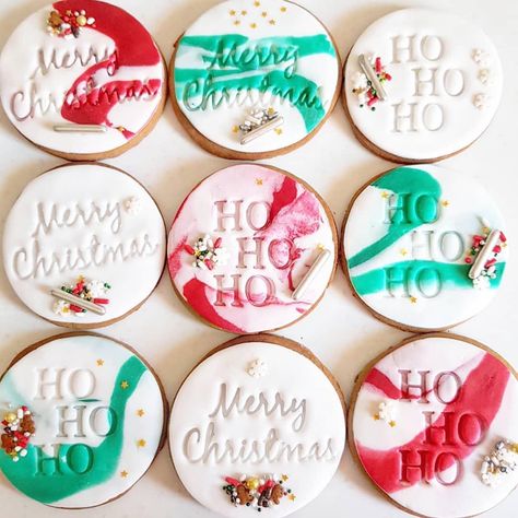 Fondant Cookies Christmas, Fondant Christmas Cookies, Christmas Fondant Cookies, Topped Cookies, Xmas Biscuits, Xmas Cake Recipes, Marbled Fondant, Stamped Cookies, Classic Christmas Recipes