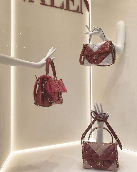 Handbag Collection Display, Bags Display Ideas, Handbag Store Display, Creative Purse Display, Bag Window Display, Bag Showroom Display, Visual Merchandising Luxury Handbag On Table, Gucci Bag Retail Display, Valentino Window Display