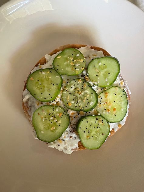 Bagel Cucumber Sandwich, Yummy Bagel Ideas, Healthy Breakfast Recipes Bagels, Bagels And Cream Cheese Ideas, Everything Bagel Breakfast Ideas, Cream Cheese Sandwich Ideas, Cucumber Meal Ideas, Bagel Recipe Healthy, Everything Bagel Recipe Ideas