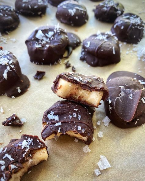 Chocolate Dipped Banana Bites, Frozen Banana Treats, Chocolate Covered Banana Bites, Frozen Chocolate Bananas, Chocolate Covered Bananas Frozen, Chocolate Dipped Bananas, Healthy Dark Chocolate, Banana Treats, Chocolate Covered Bananas