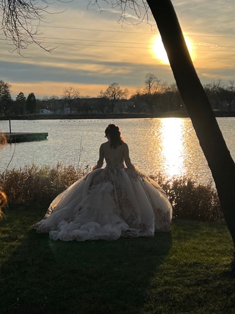 Quince Beach Photoshoot, Beach Quinceanera Pictures, 15 Pictures Ideas, Quince Picture Poses, Quinceanera Picture Ideas, Sweet 16 Summer, Quince Poses, Quince Pics, Quince Picture Ideas